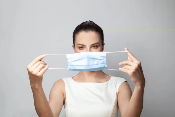 Retrato Una Joven Con Máscara Médica Sobre Fondo Blanco Protege — Foto de Stock