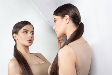 Stresli kadın ve ayna beyazda