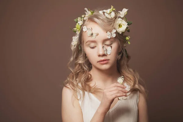 Giovane Donna Che Sogna Tiene Farfalle Fiori — Foto Stock