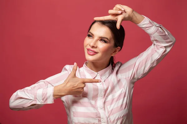Happy Woman Making Photo Gesture Smiling Red Background — Stock Photo, Image