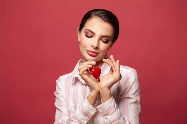 Usmívající Žena Drží Červené Srdce Symbol Valentýna — Stock fotografie