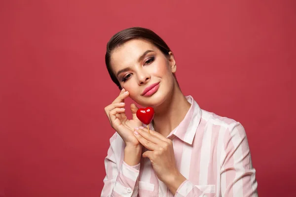 Pessoas Relacionamento Conceito Amor Retrato Mulher Bonito Mostrando Coração Vermelho — Fotografia de Stock