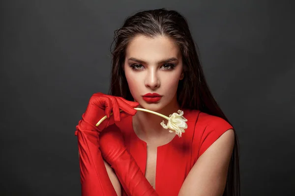 Siyah Üzerine Kırmızı Elbise Giymiş Güzel Bir Esmer Kadının Portresi — Stok fotoğraf