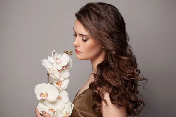 Mulher Com Cabelo Encaracolado Flores Retrato — Fotografia de Stock