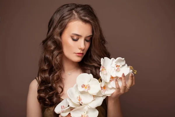 Schoonheid Mode Model Vrouw Met Krullend Kapsel Met Witte Bloemen — Stockfoto