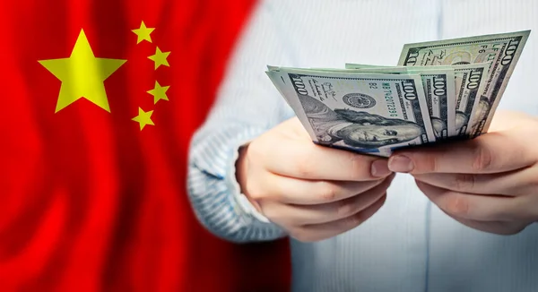 Dinero Efectivo Dólares Estadounidenses Mano Contra Bandera China — Foto de Stock