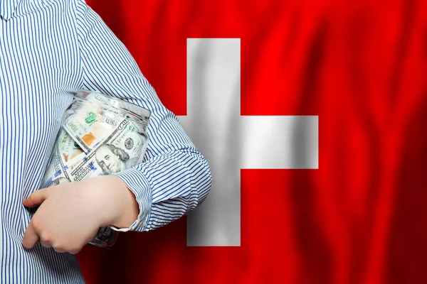 スイスの国旗を背景に米ドル — ストック写真