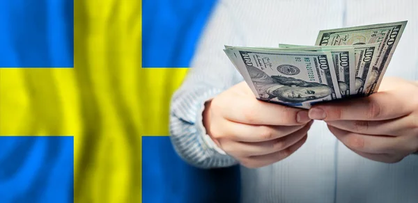 Manos Sosteniendo Billetes Dólares Estadounidenses Contra Bandera Sueca Concepto Bancario — Foto de Stock
