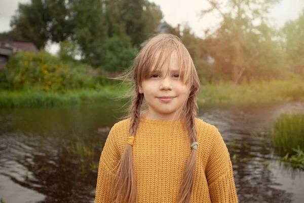 Portret Pięknej Liliowej Dziewczyny Bliska — Zdjęcie stockowe