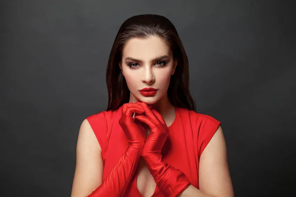 Stilvolle Frau Brünette Mit Make Und Dunklen Haaren Trägt Rotes — Stockfoto