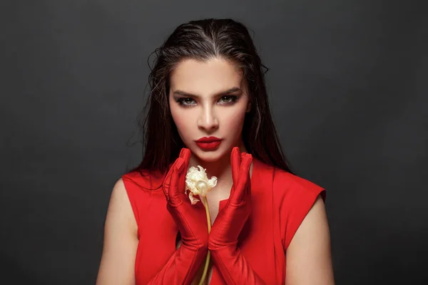 Beyaz Çiçekli Kırmızı Elbiseli Kadın Kırmızı Eldivenli Şık Bir Kadın — Stok fotoğraf