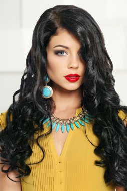 çekici esmer kız