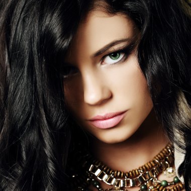 Duygusallık kadın esmer yüzü