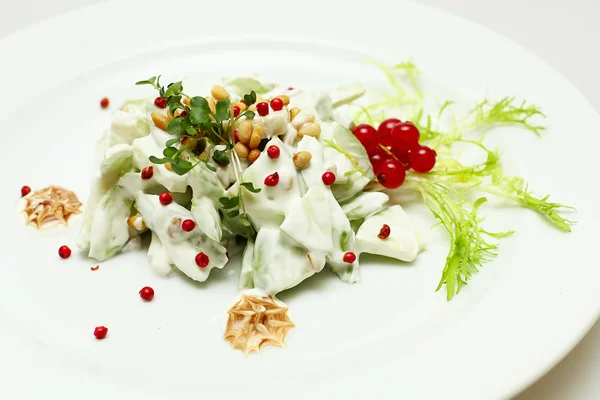 Salada saudável com pepinos, bagas e nozes — Fotografia de Stock