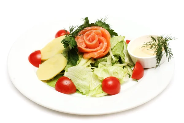 Sałatka z ryby, ziemniaki i pomidory — Zdjęcie stockowe