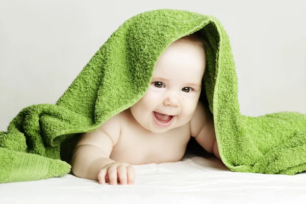 Vrolijke baby na bad — Stockfoto