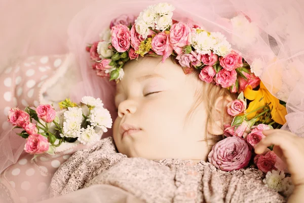 Piękne dziecko z kwiatów i akcesoria — Zdjęcie stockowe