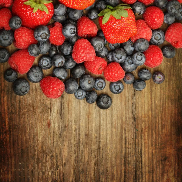 Summer strawberries, raspberries and blueberry — Stock Photo, Image