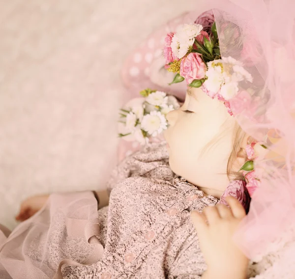 Menina do bebê sonhando em flores — Fotografia de Stock
