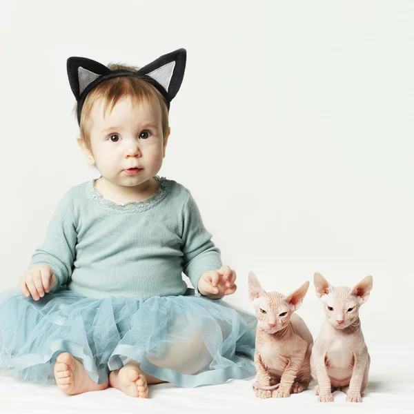 Söt baby flicka och kattunge — Stockfoto