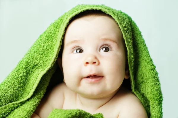 Bebé feliz con toalla de baño — Foto de Stock