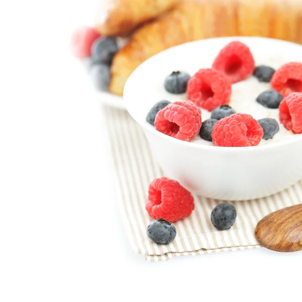 Healthy breakfast with oat flakes and berry — Stock Photo, Image