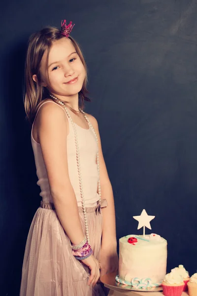 Happy girl and cupcake on birthday party — Stock Photo, Image