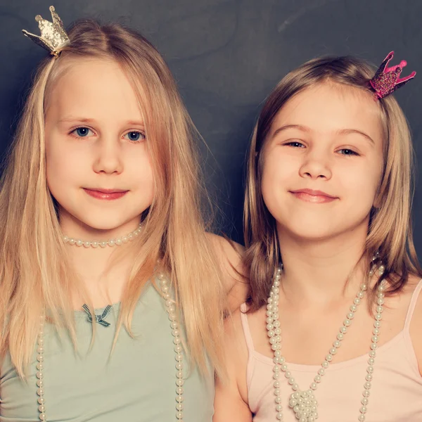 Two young girls at birthday party — Stock Photo, Image