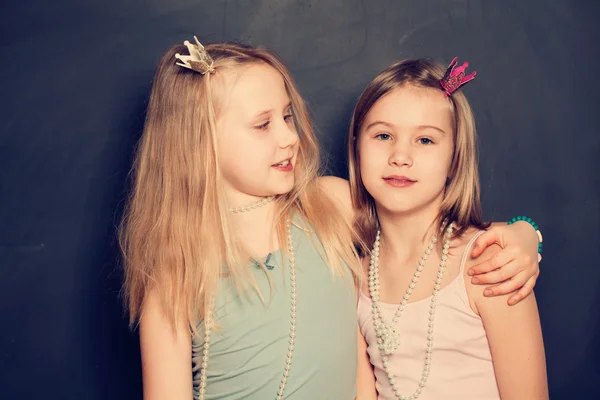 Two sisters smiling, portrait — Stock Photo, Image