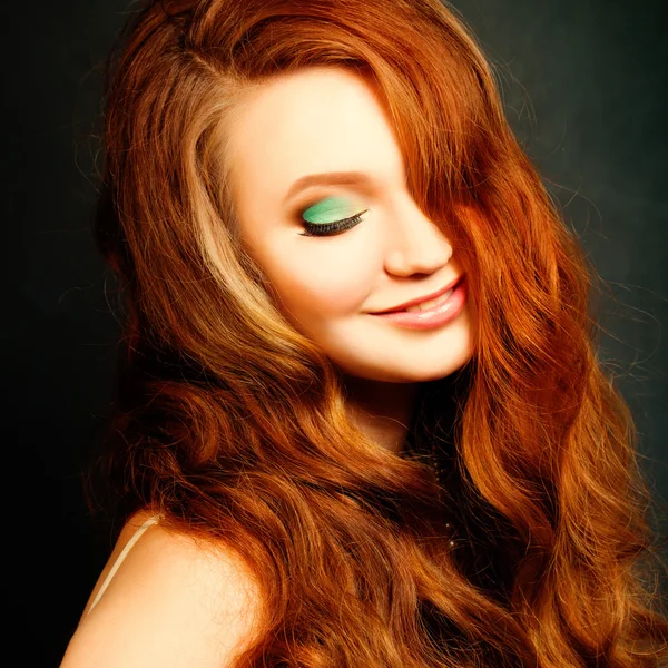 Hosszú göndör, vörös hajú. Divat nő portréja. Szépség-modell lány w — Stock Fotó