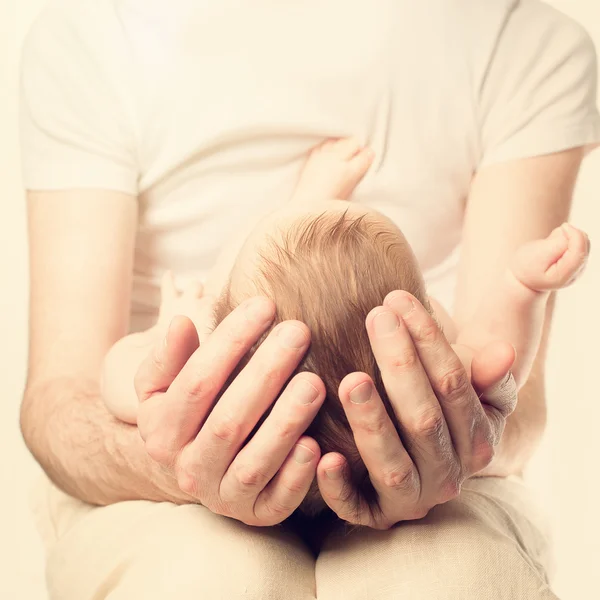 Bambino sulle mani di papà — Foto Stock