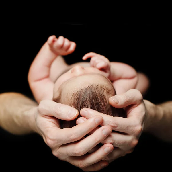 新生児を抱えてる父親。誕生概念 — ストック写真