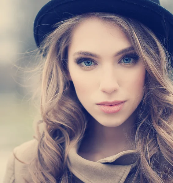 Красива молода дівчина в капелюсі на відкритому повітрі — стокове фото