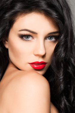 Vogue stilini esmer kadın portresi