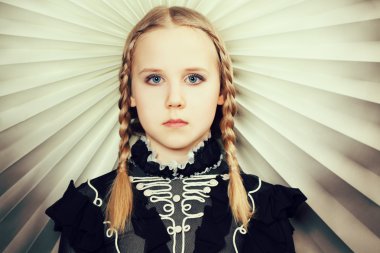 Sarı saçlı, güzel sanatlar portre örgüler ile kız