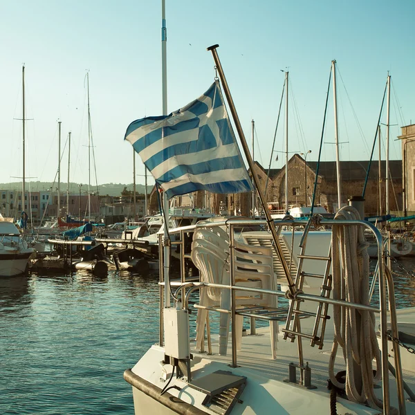 Port, grekisk flagg och båtar. Intryck av Grekland — Stockfoto