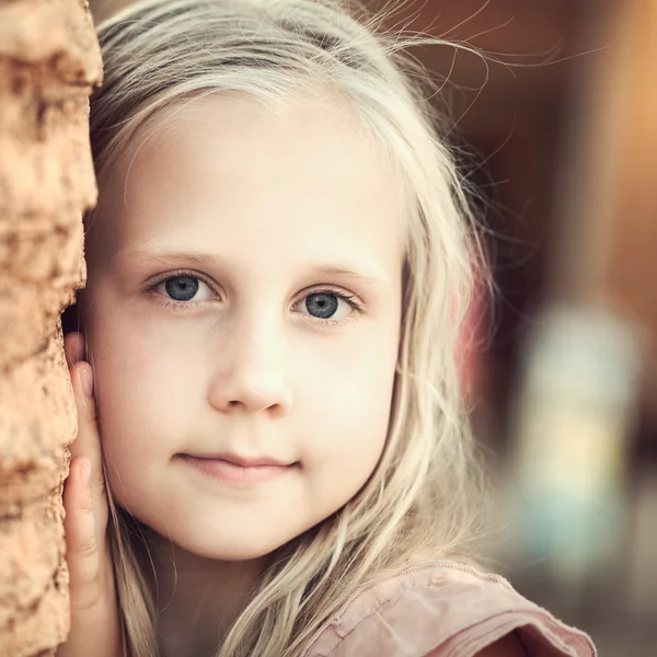 Beautiful teen girl outdoors — Stock Photo, Image