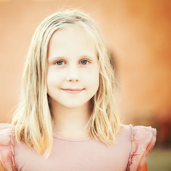 Beautiful young girl outdoors — Stock Photo, Image