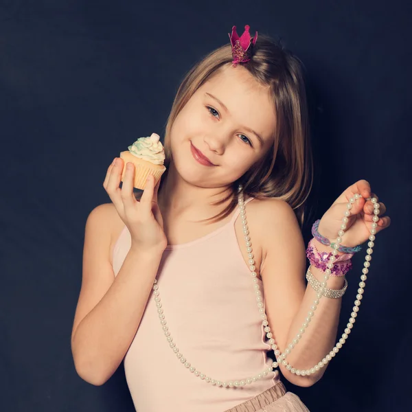 Cute smiling girl with cupcake — Stock Photo, Image