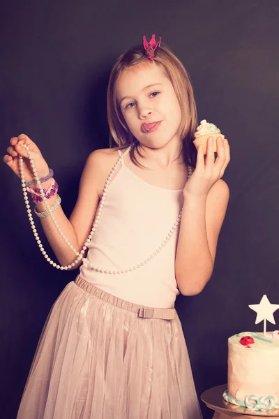 Giovane ragazza e dolce cupcake — Foto Stock