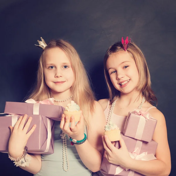 Jeunes filles avec boîte cadeau — Photo