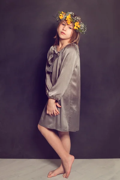 Jeune fille en robe de soie — Photo