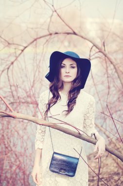 Bahar şapkalı güzel bayan. Kadın açık havada