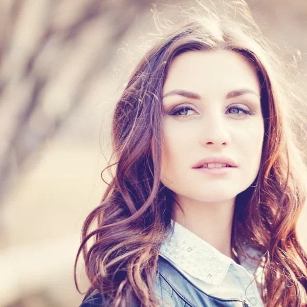 Portrait of Young Beautiful Woman on Sunny Nature Background — Stock Photo, Image