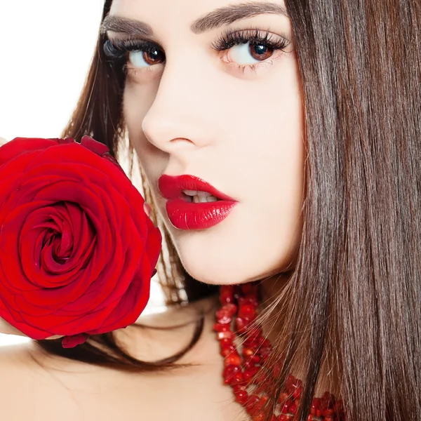 Retrato de uma mulher bonita com maquiagem de moda e rosa vermelha F — Fotografia de Stock