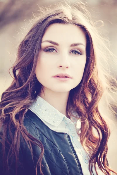 Portrait of a Beautiful Girl in Sunlight. Woman Outdoors — Stock Photo, Image