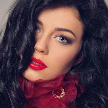 Yaratıcı saç modeli ile güzel bir seksi kadın portresi