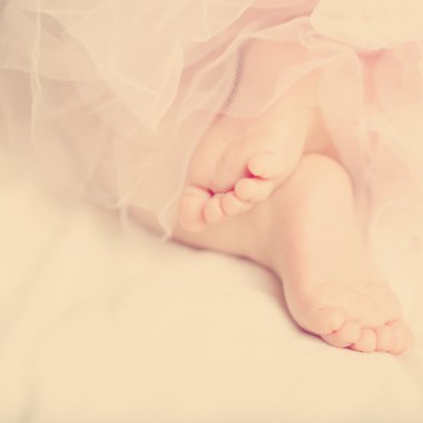 Şirin ayaklar ile yumuşak arka plan küçük bir bebek soyut