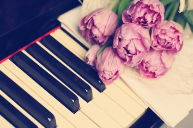 Çiçek ve piyano tuşları ile çiçek arka plan