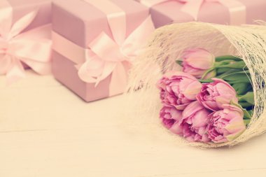 Çiçekler, hediye kutusu ve ipeksi şerit tatil arka plan